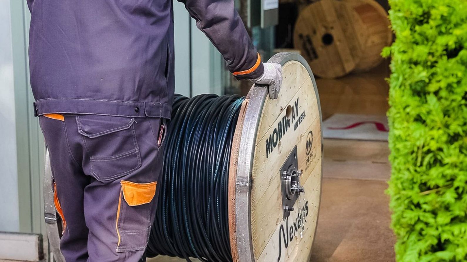 Nexans MOBIWAY UN'REEL: Innovative wooden drums to simplify medium to large sites cable installation